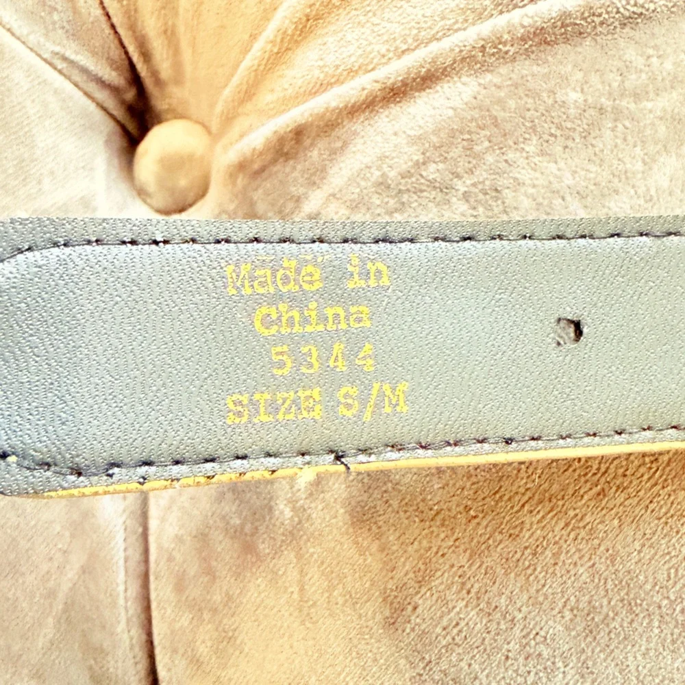 Vintage 1980s Gold Retro Back Clasp Disco Hippie Belt Size Small/Medium 32”L